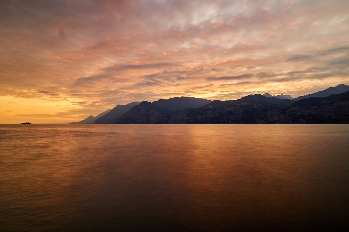 TRAMONTO CON BRINDISI SUL LAGO DI GARDA TRAMONTO CON BRINDISI SUL LAGO DI GARDA